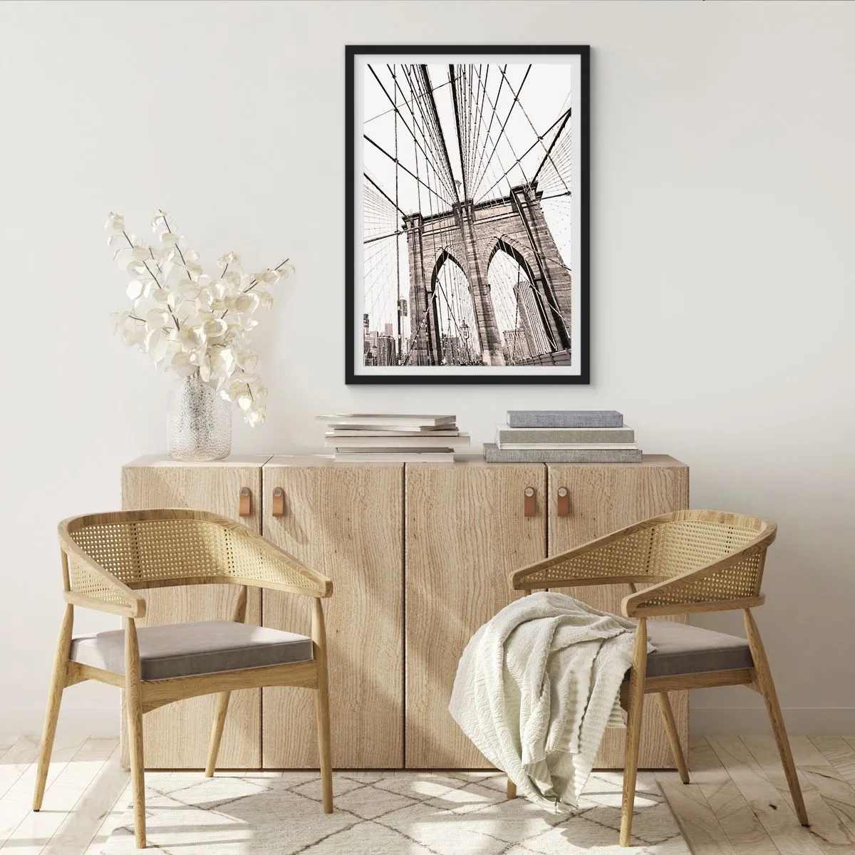 Póster en marco negro - Fotografía en blanco y negro del puente desde la perspectiva de la pasarela peatonal. - 50x70cm - Catedral de Nueva York - Decoración de pared moderna para salón y dormitorio ARTTOR