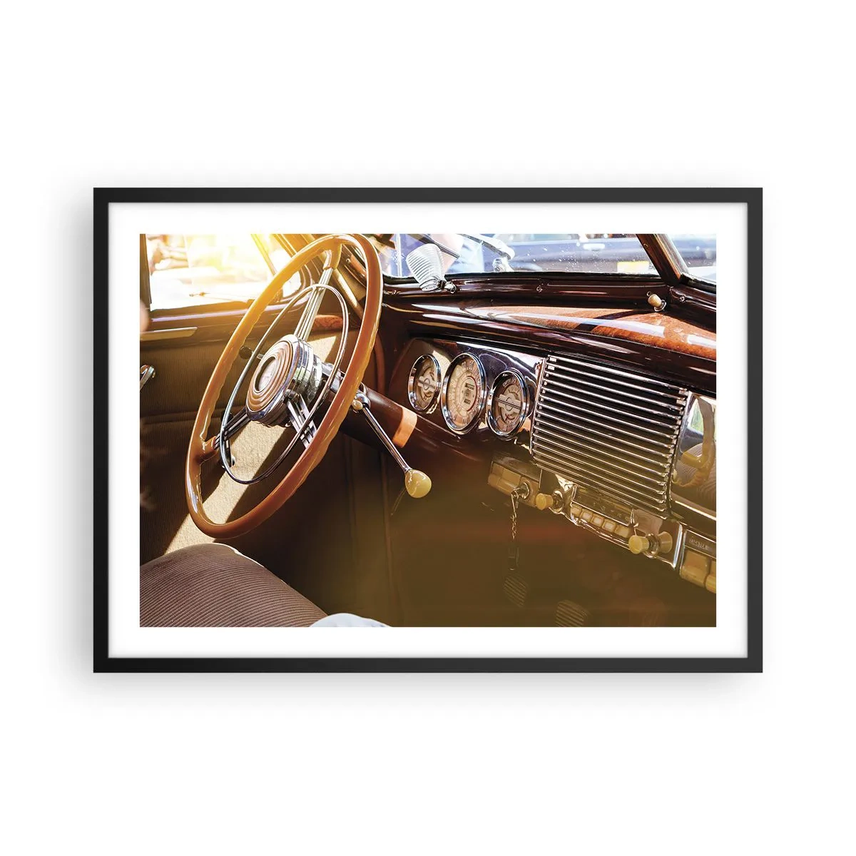 Póster en marco negro - Primer plano del interior de un coche clásico con detalles en madera y cromo. - 70x50cm - Un soplo de lujo del pasado - Decoración de pared moderna para salón y dormitorio ARTTOR