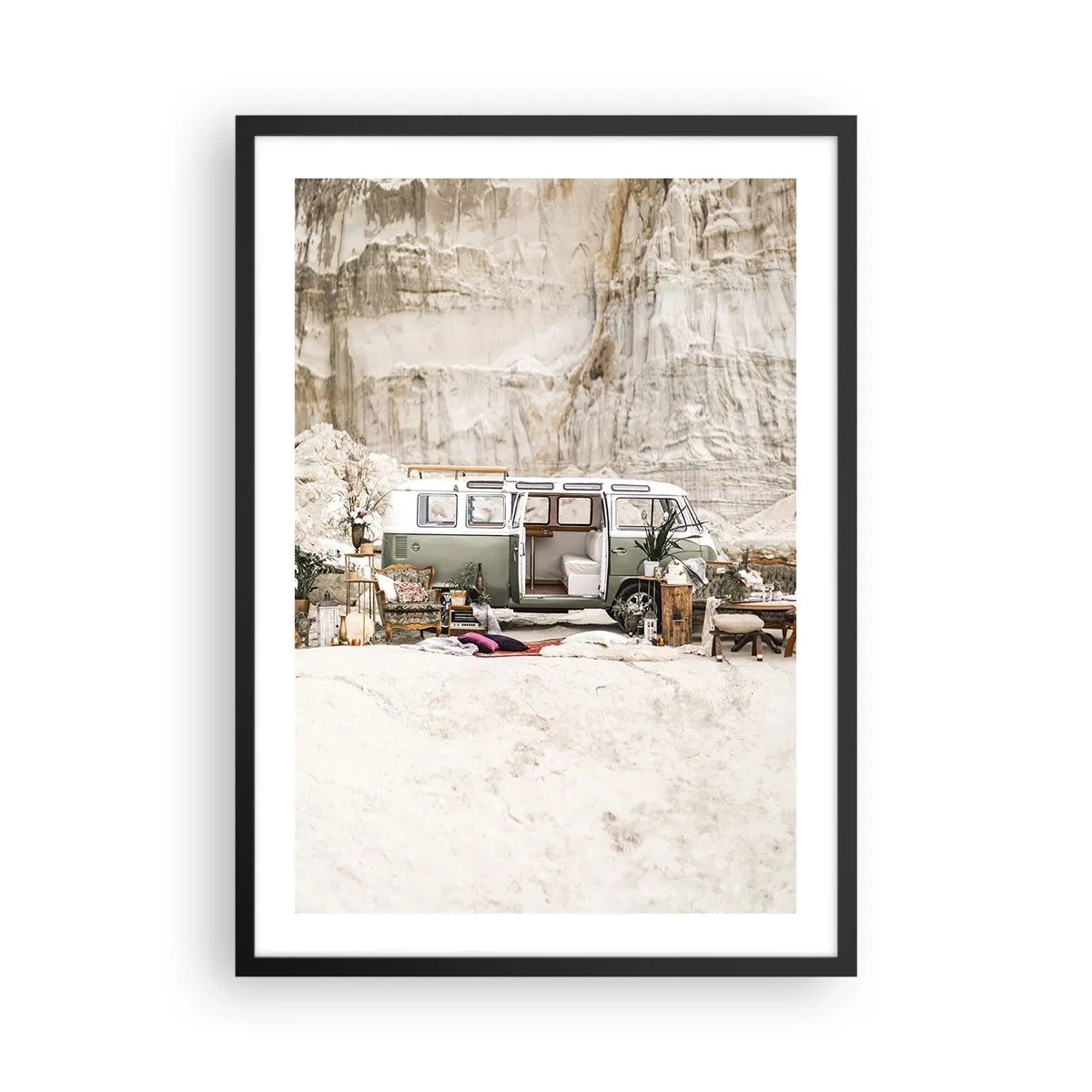 Póster en marco negro - Camping en furgoneta retro en un entorno desértico con toques rústicos - 50x70cm - Hora de empezar el viaje - Decoración de pared moderna para salón y dormitorio ARTTOR
