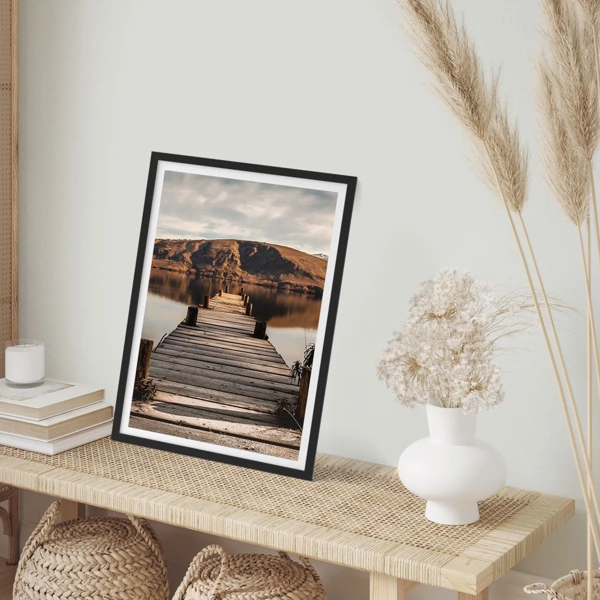 Póster en marco negro - Un embarcadero de madera conduce a un tranquilo lago con un fondo de montañas. - 50x70cm - Un paisaje en silencio - Decoración de pared moderna para salón y dormitorio ARTTOR