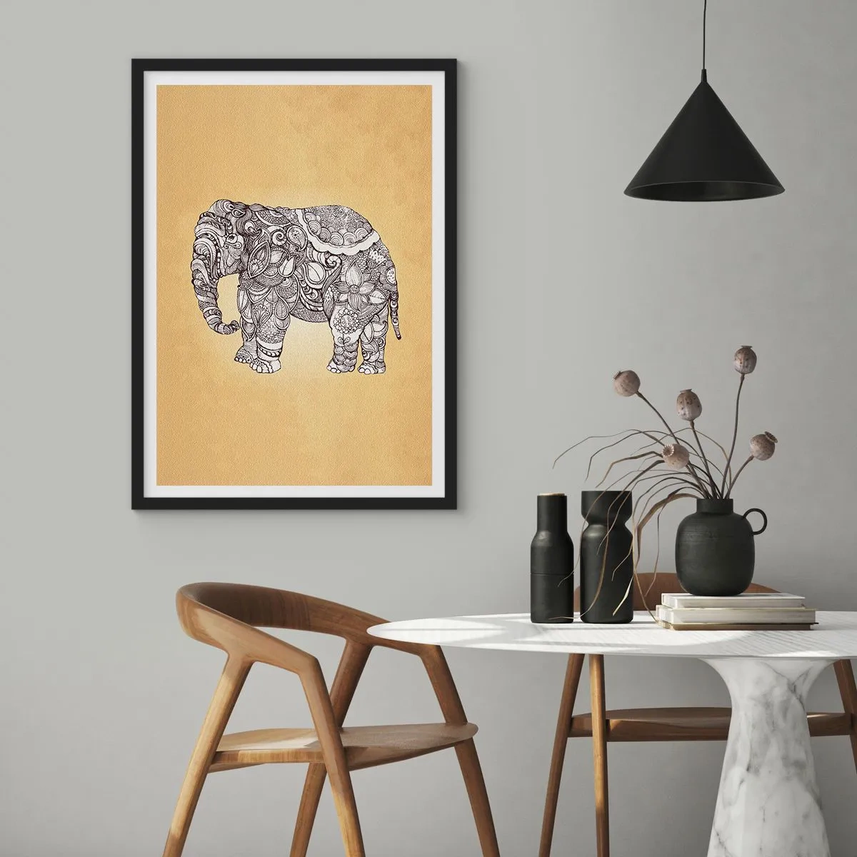 Póster en marco negro - Ilustración decorativa de un elefante con adornos intrincados sobre un fondo dorado. - 50x70cm - El elefante decorado - Decoración de pared moderna para salón y dormitorio ARTTOR