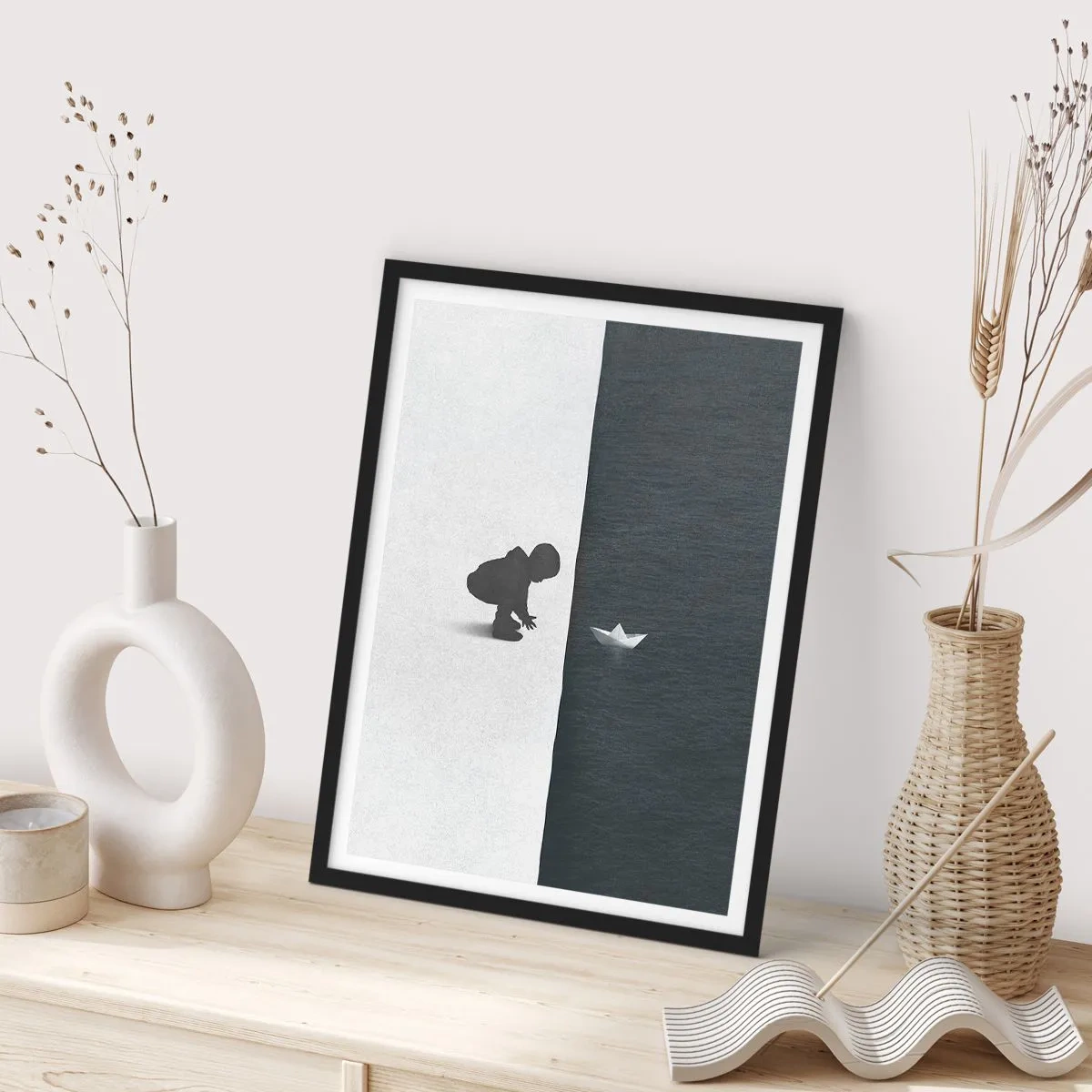 Póster en marco negro - Un niño inclinado sobre el agua con un barquito de papel. - 50x70cm - Una gran expedición náutica - Decoración de pared moderna para salón y dormitorio ARTTOR