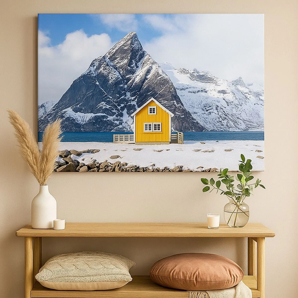 Cuadro sobre lienzo - Impresión de Imagen - Una casa amarilla con el telón de fondo de montañas cubiertas de nieve y el mar. - 70x50cm - Vacaciones escandinavas - Decoración de pared moderna para salón y dormitorio ARTTOR
