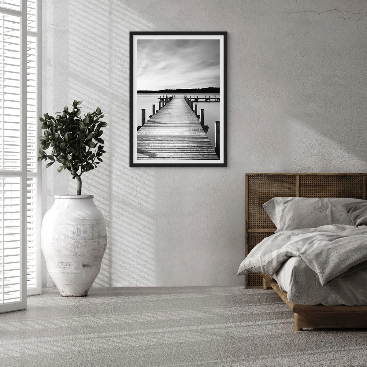 Póster en marco negro - Muelle de madera sobre un lago tranquilo en blanco y negro - 50x70cm - En el lago de la paz - Decoración de pared moderna para salón y dormitorio ARTTOR