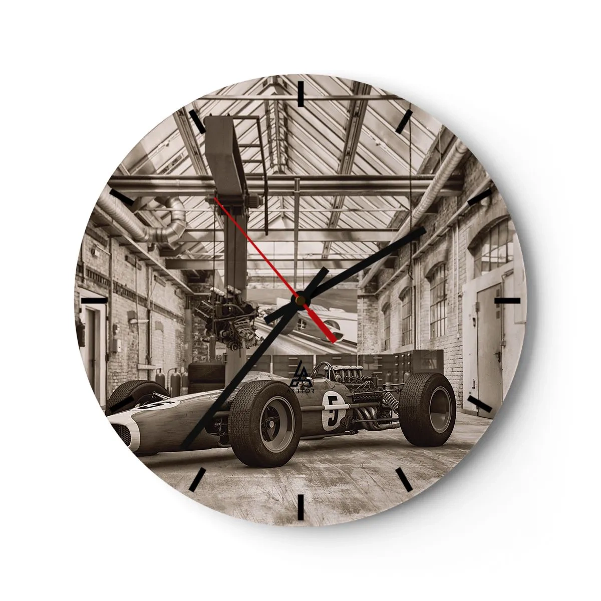 Reloj de pared - Reloj de vidrio - Un coche de carreras clásico en una antigua nave industrial. - 30x30cm - El descanso del vencedor - Decoración de pared moderna para salón, cocina y dormitorio ARTTOR