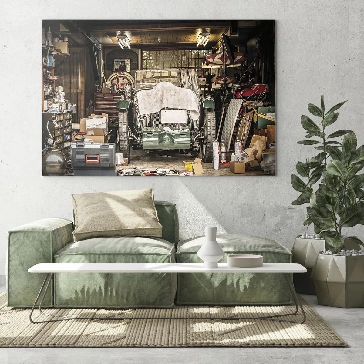 Cuadro sobre vidrio - Impresiones sobre Vidrio - Garaje antiguo con un coche cubierto por una tela, rodeado de herramientas y cajas. - 70x50cm - Volver al pasado - Decoración de pared moderna para salón y dormitorio ARTTOR