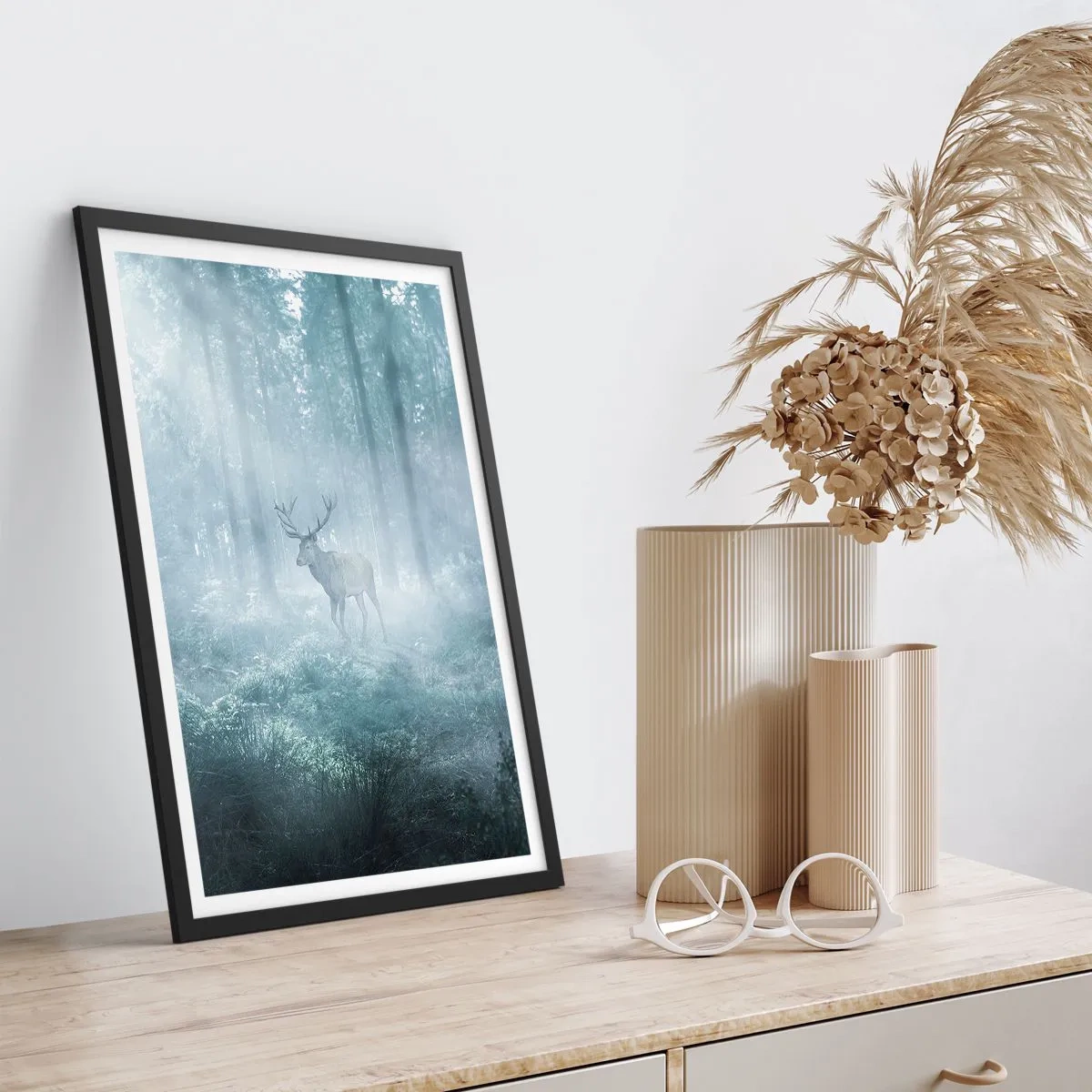 Póster en marco negro - Ciervos en la niebla matutina en el bosque. - 50x70cm - Ronda matutina por la finca - Decoración de pared moderna para salón y dormitorio ARTTOR
