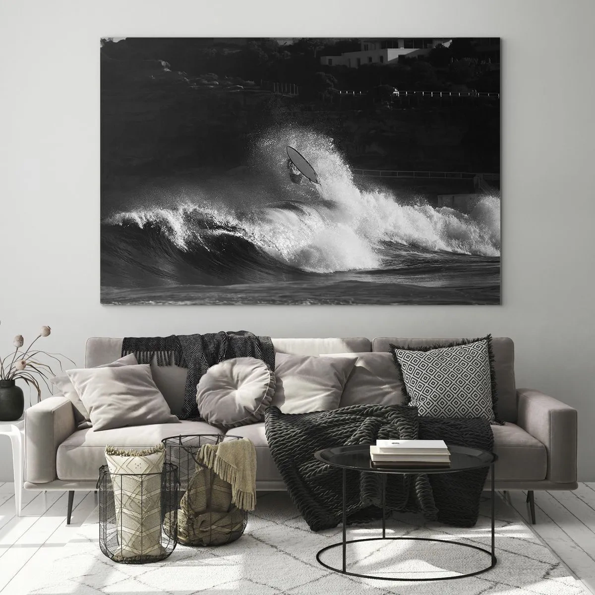 Cuadro sobre vidrio - Impresiones sobre Vidrio - Un surfista montando una ola capturado en una fotografía en blanco y negro. - 70x50cm - Desafío aceptado - Decoración de pared moderna para salón y dormitorio ARTTOR