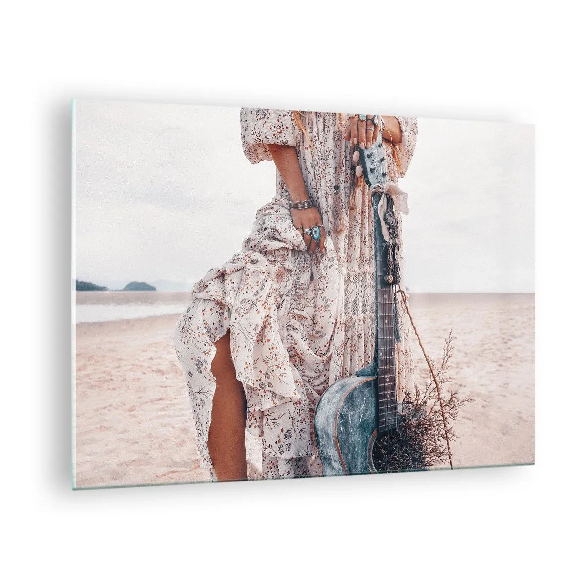 Cuadro sobre vidrio - Impresiones sobre Vidrio - Mujer de estilo bohemio con guitarra en una playa vacía - 70x50cm - Una flor en el camino - Decoración de pared moderna para salón y dormitorio ARTTOR
