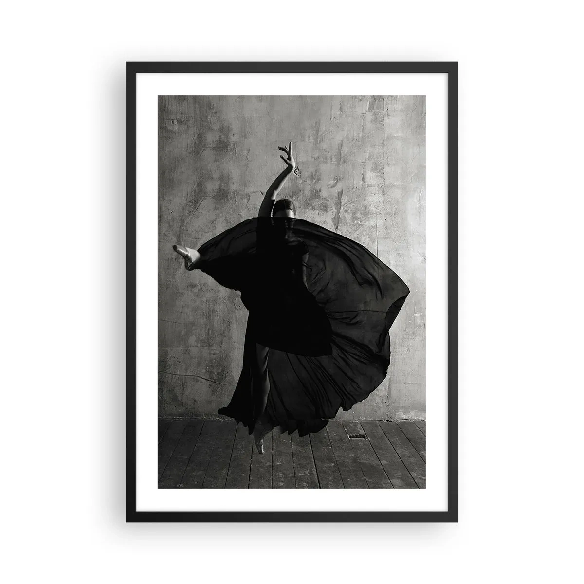 Póster en marco negro - Una toma en blanco y negro de una bailarina en movimiento dinámico contra una pared rugosa. - 50x70cm - Cargada de pasión - Decoración de pared moderna para salón y dormitorio ARTTOR