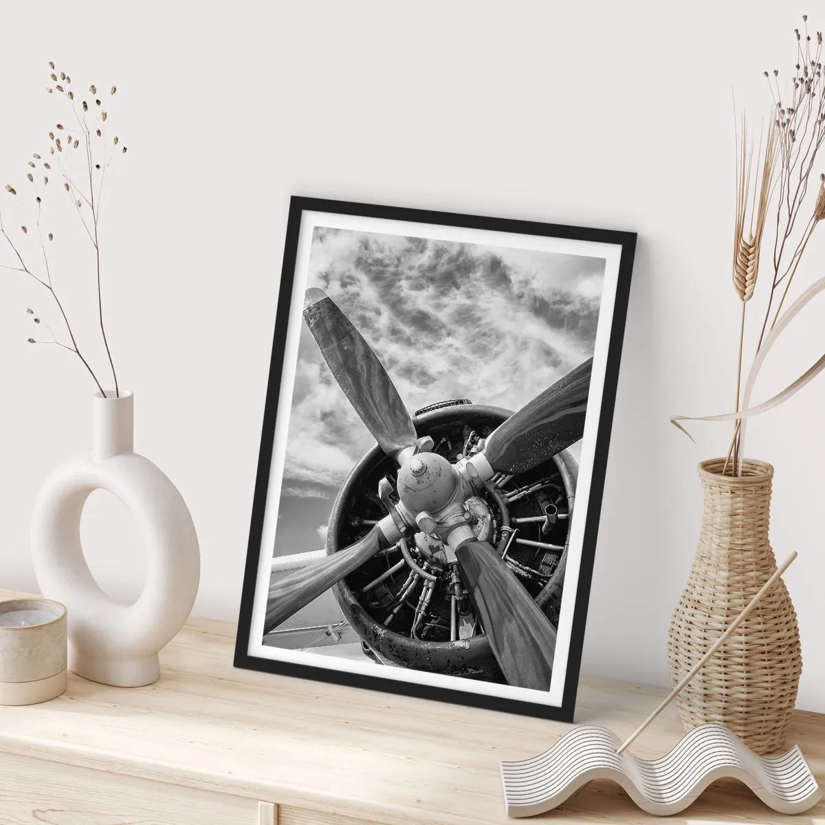 Póster en marco negro - Una fotografía en blanco y negro de la hélice de un avión contra el cielo. - 50x70cm - Conquistador de los cielos - Decoración de pared moderna para salón y dormitorio ARTTOR