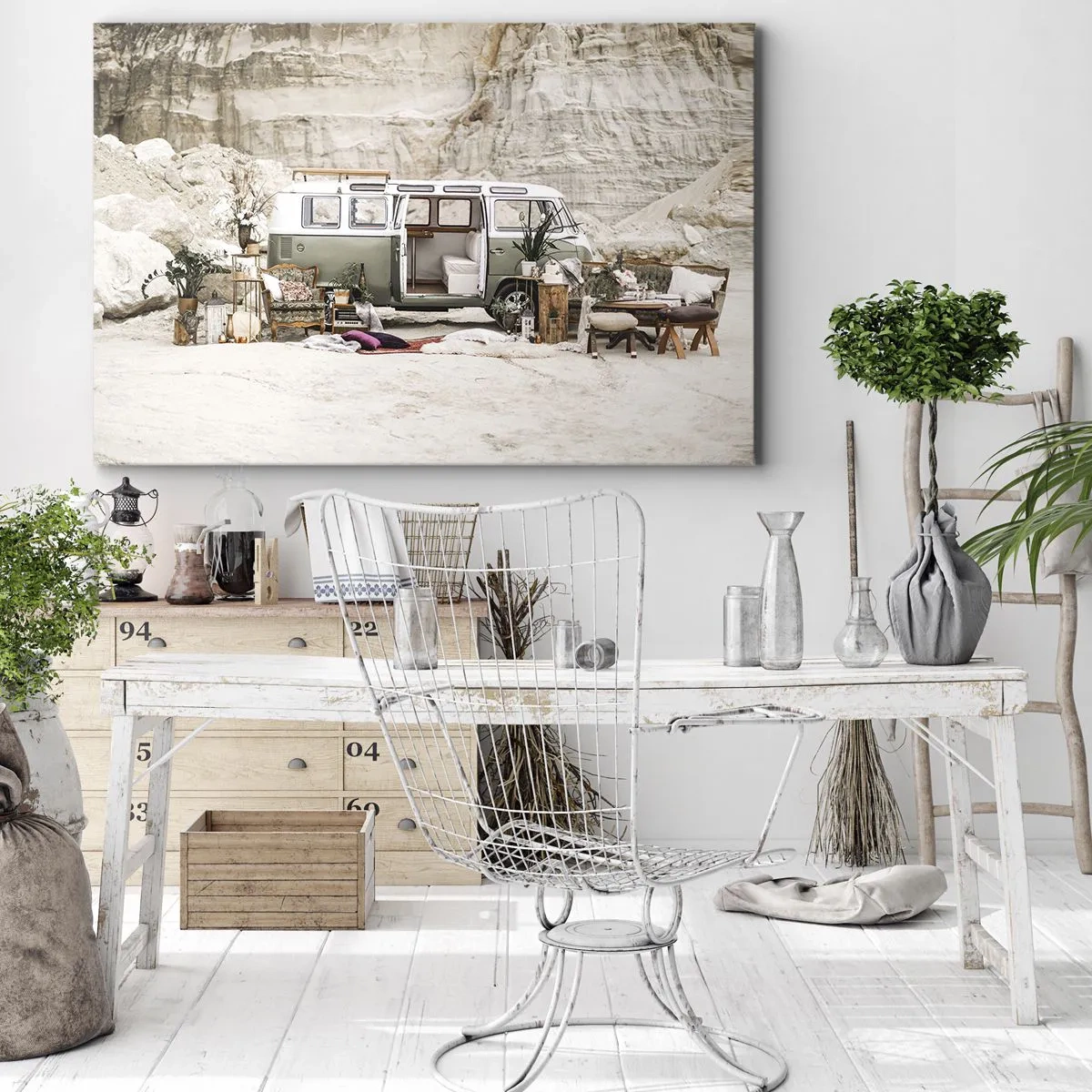 Cuadro sobre lienzo - Impresión de Imagen - Una caravana retro con diseño boho frente a un paisaje rocoso. - 70x50cm - Hora de empezar el viaje - Decoración de pared moderna para salón y dormitorio ARTTOR