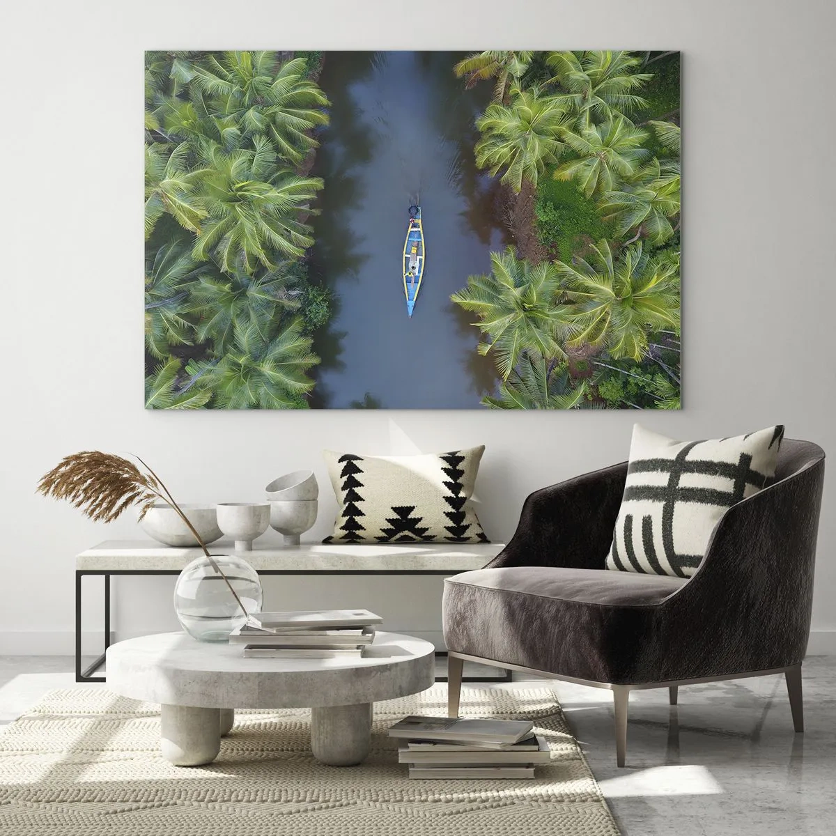 Cuadro sobre vidrio - Impresiones sobre Vidrio - Una vista de pájaro de un barco navegando por un canal entre palmeras tropicales. - 70x50cm - En un sendero tropical - Decoración de pared moderna para salón y dormitorio ARTTOR