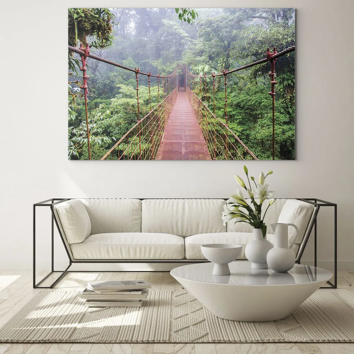 Cuadro sobre vidrio - Impresiones sobre Vidrio - Un puente colgante rojo sobre una jungla verde en la niebla. - 70x50cm - Suspendido sobre las copas - Decoración de pared moderna para salón y dormitorio ARTTOR