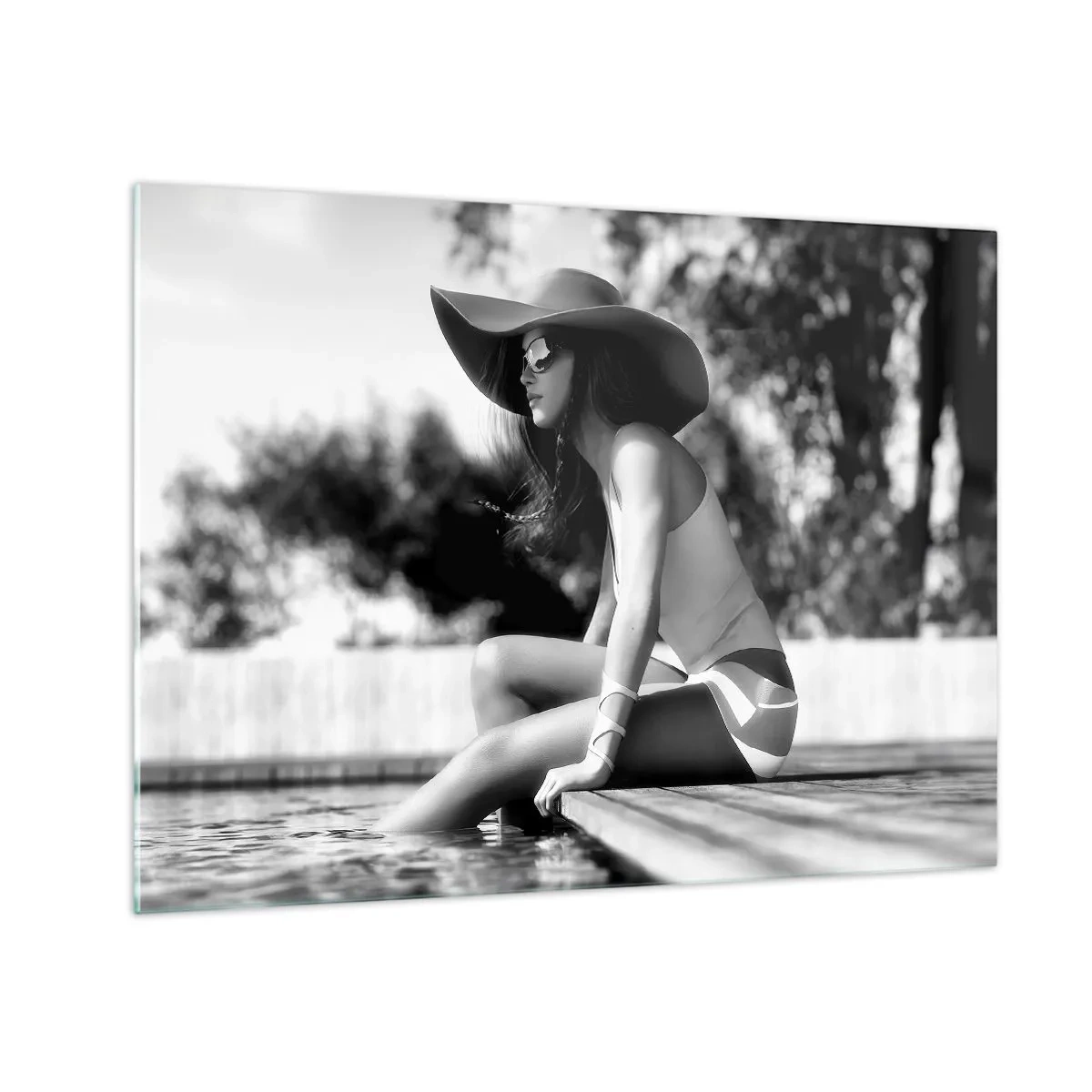 Cuadro sobre vidrio - Impresiones sobre Vidrio - Mujer con sombrero sentada junto a la piscina en blanco y negro - 70x50cm - Un sueño de verano - Decoración de pared moderna para salón y dormitorio ARTTOR