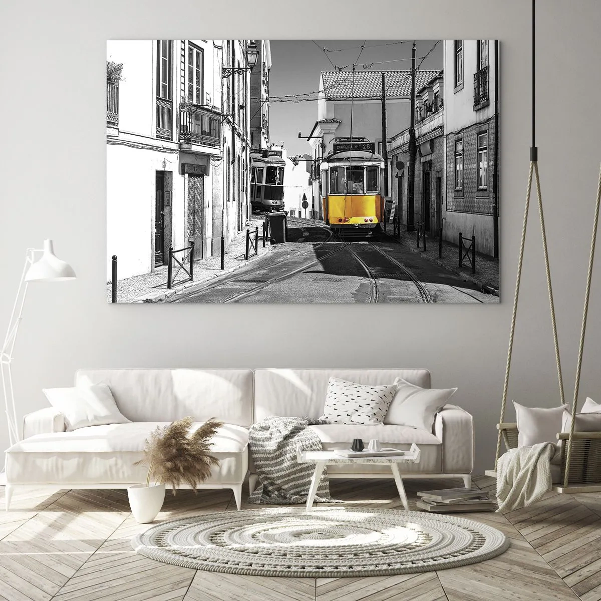 Cuadro sobre vidrio - Impresiones sobre Vidrio - Un tranvía amarillo en una calle blanca y negra de una ciudad europea. - 70x50cm - Espíritu de Lisboa - Decoración de pared moderna para salón y dormitorio ARTTOR