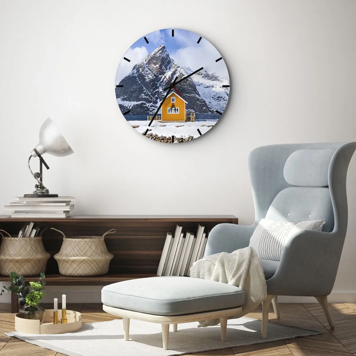 Reloj de pared - Reloj de vidrio - Una cabaña amarilla junto al agua con un fondo de montañas cubiertas de nieve. - 30x30cm - Vacaciones escandinavas - Decoración de pared moderna para salón, cocina y dormitorio ARTTOR
