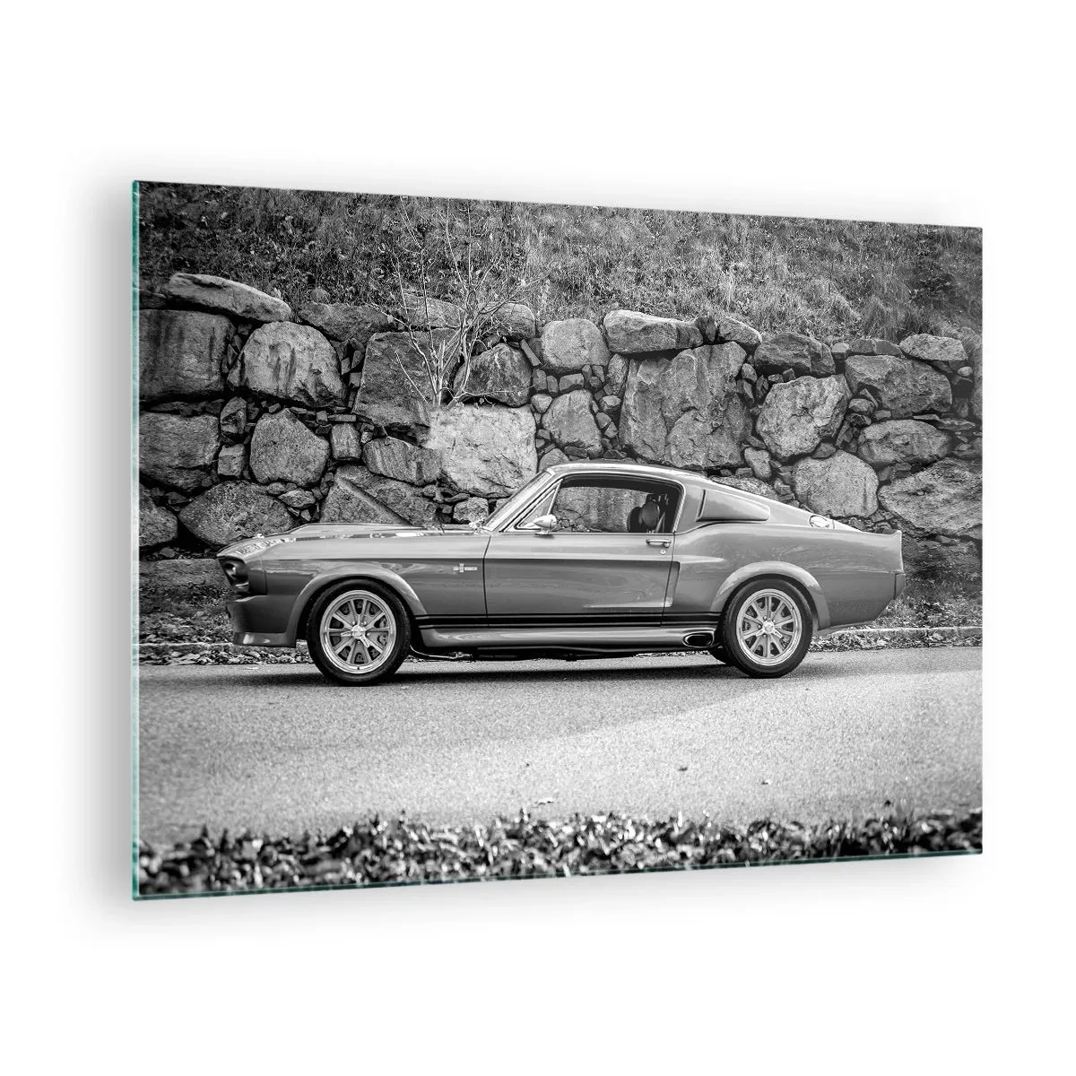 Cuadro sobre vidrio - Impresiones sobre Vidrio - Un coche clásico contra un muro de piedra. - 70x50cm - Una leyenda de los años 60 - Decoración de pared moderna para salón y dormitorio ARTTOR