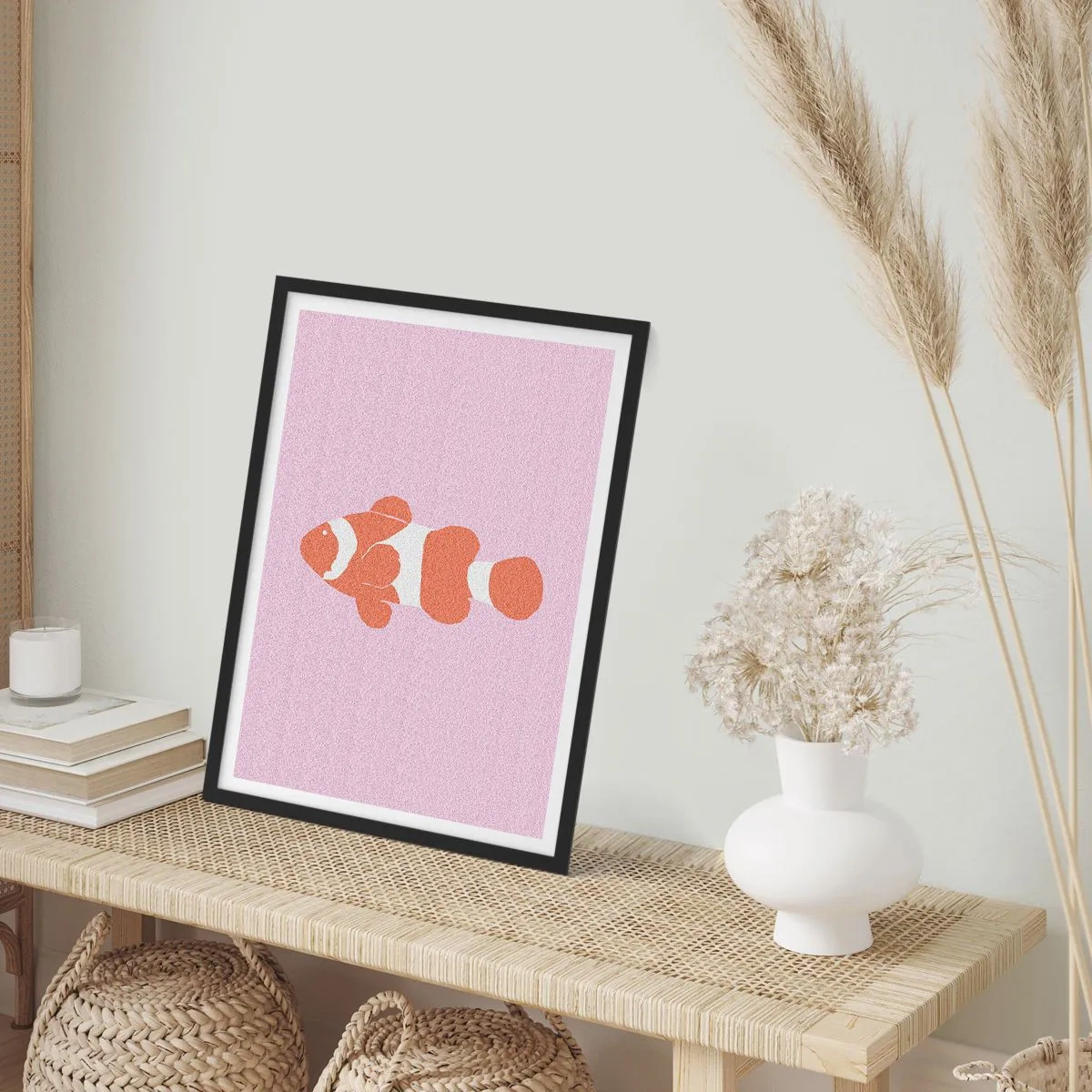 Póster en marco negro - Pez payaso naranja sobre un fondo morado - 50x70cm - Tratando de recordar el camino - Decoración de pared moderna para salón y dormitorio ARTTOR