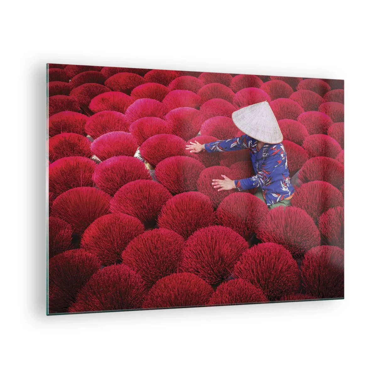 Cuadro sobre vidrio - Impresiones sobre Vidrio - Un trabajador entre varillas de incienso rojas sobre un fondo estampado. - 70x50cm - En un campo de arroz - Decoración de pared moderna para salón y dormitorio ARTTOR