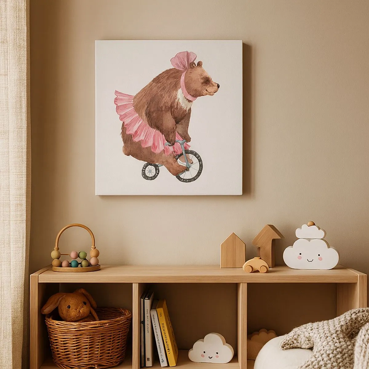 Cuadro sobre lienzo - Impresión de Imagen - Un osito de peluche con una falda rosa en una bicicleta de estilo retro. - 70x50cm - ¡Qué circo! - Decoración de pared moderna para salón y dormitorio ARTTOR