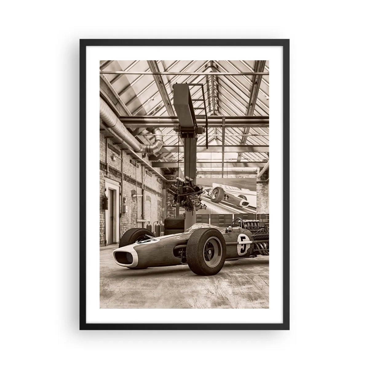 Póster en marco negro - Un icónico coche de carreras con un interior industrial - 50x70cm - El descanso del vencedor - Decoración de pared moderna para salón y dormitorio ARTTOR