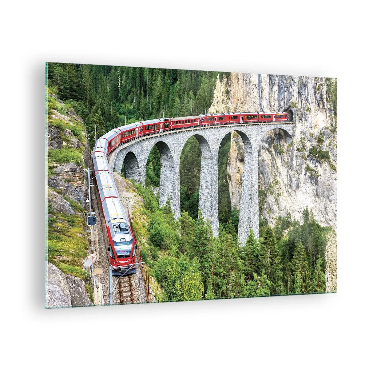 Cuadro sobre vidrio - Impresiones sobre Vidrio - Un tren con un puente de montaña al fondo entre paisajes verdes. - 70x50cm - Atravesando las montañas - Decoración de pared moderna para salón y dormitorio ARTTOR