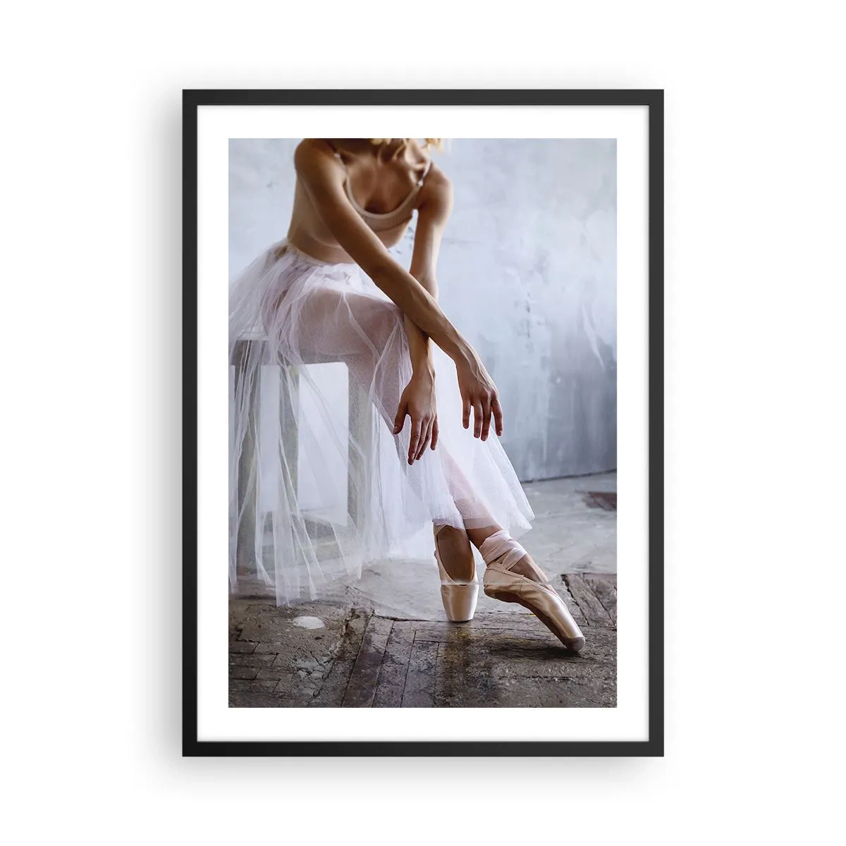 Póster en marco negro - Una bailarina en una pose delicada sobre un fondo industrial. - 50x70cm - Antes de que brillen las luces del escenario - Decoración de pared moderna para salón y dormitorio ARTTOR