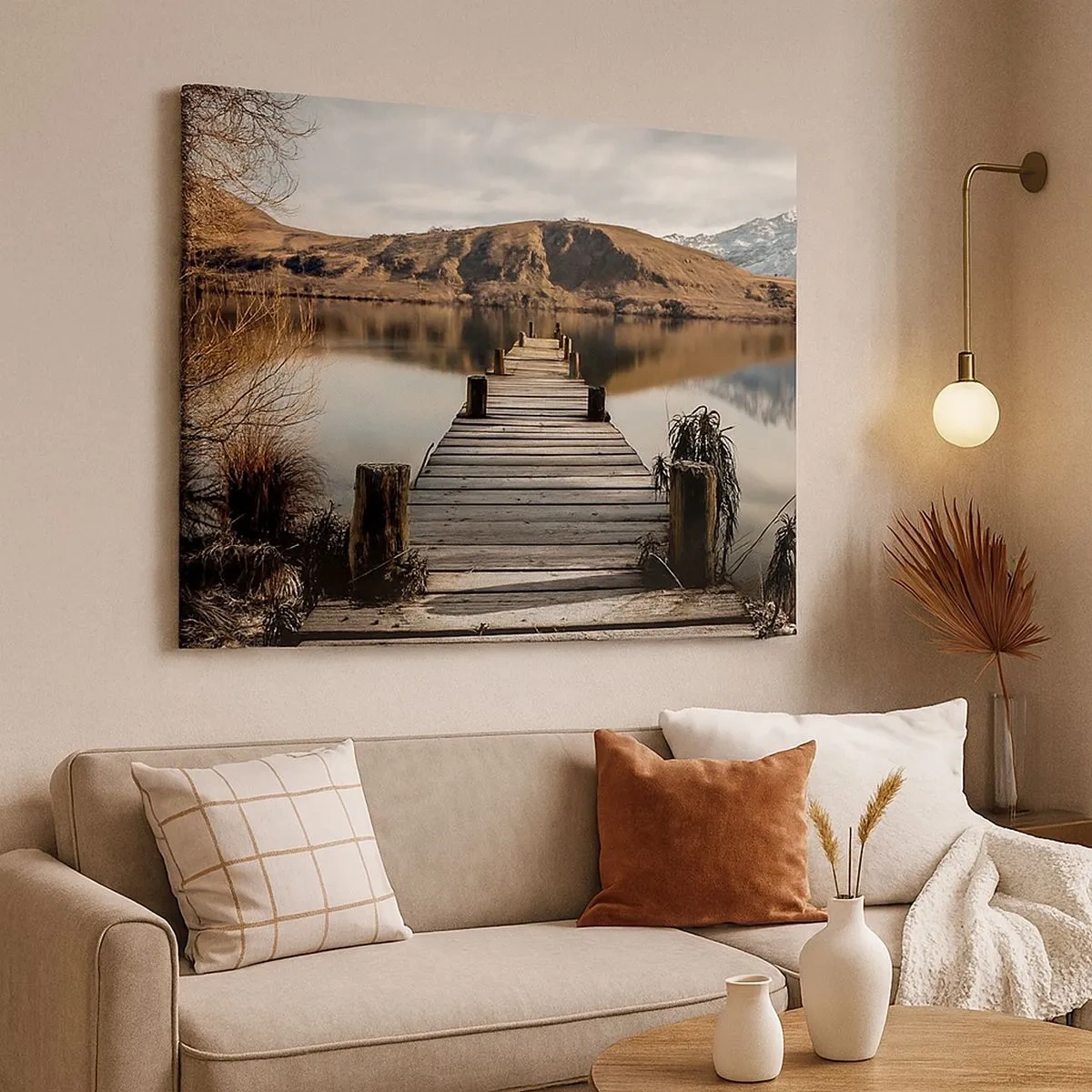 Cuadro sobre lienzo - Impresión de Imagen - Un muelle de madera sobre un lago rodeado de pintorescas colinas. - 70x50cm - Un paisaje en silencio - Decoración de pared moderna para salón y dormitorio ARTTOR