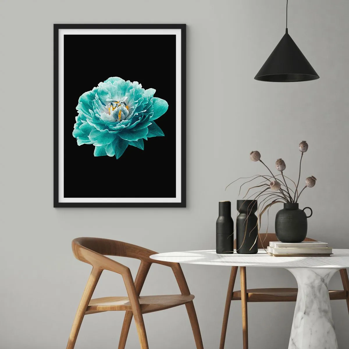 Póster en marco negro - Flor turquesa con una abeja sobre fondo negro. - 50x70cm - Pétalos azules y dorados - Decoración de pared moderna para salón y dormitorio ARTTOR