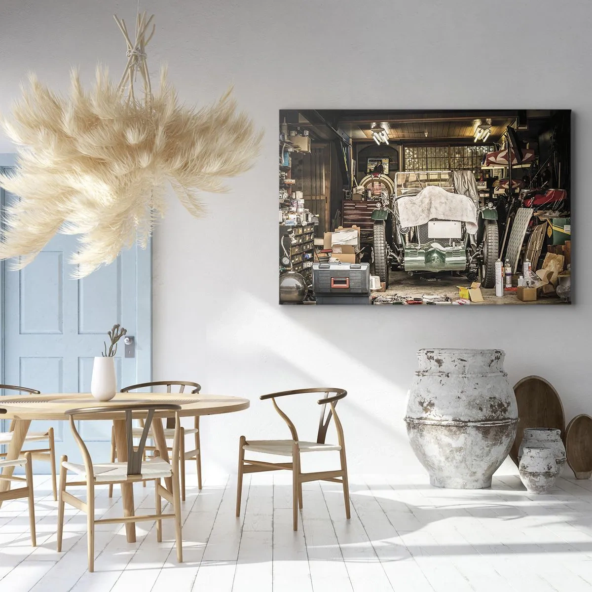 Cuadro sobre lienzo - Impresión de Imagen - Un coche viejo en un garaje rodeado de herramientas y equipos. - 70x50cm - Volver al pasado - Decoración de pared moderna para salón y dormitorio ARTTOR