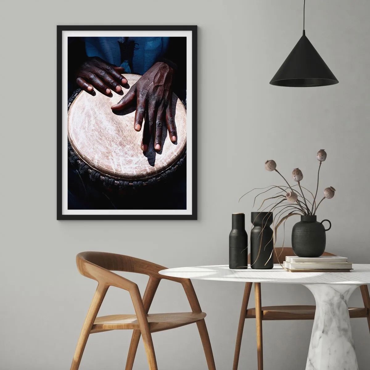 Póster en marco negro - Manos tocando un tambor djembé en un juego de ritmo - 50x70cm - Vive a tu ritmo - Decoración de pared moderna para salón y dormitorio ARTTOR
