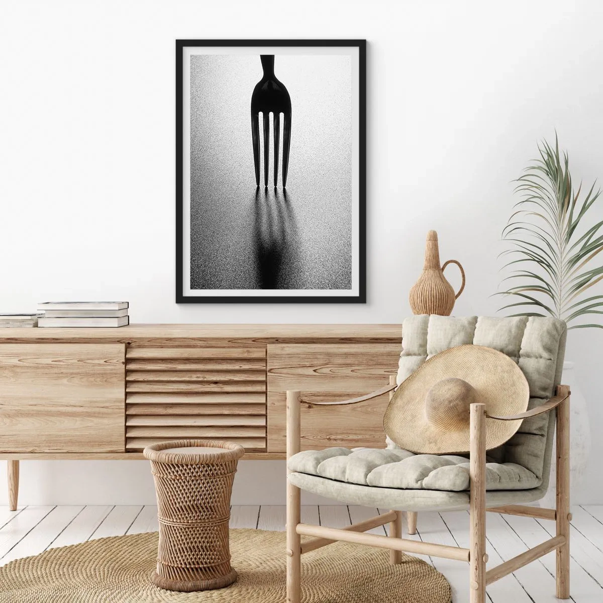 Póster en marco negro - Una fotografía minimalista en blanco y negro de un tenedor y una sombra. - 50x70cm - Luz y sombra - Decoración de pared moderna para salón y dormitorio ARTTOR