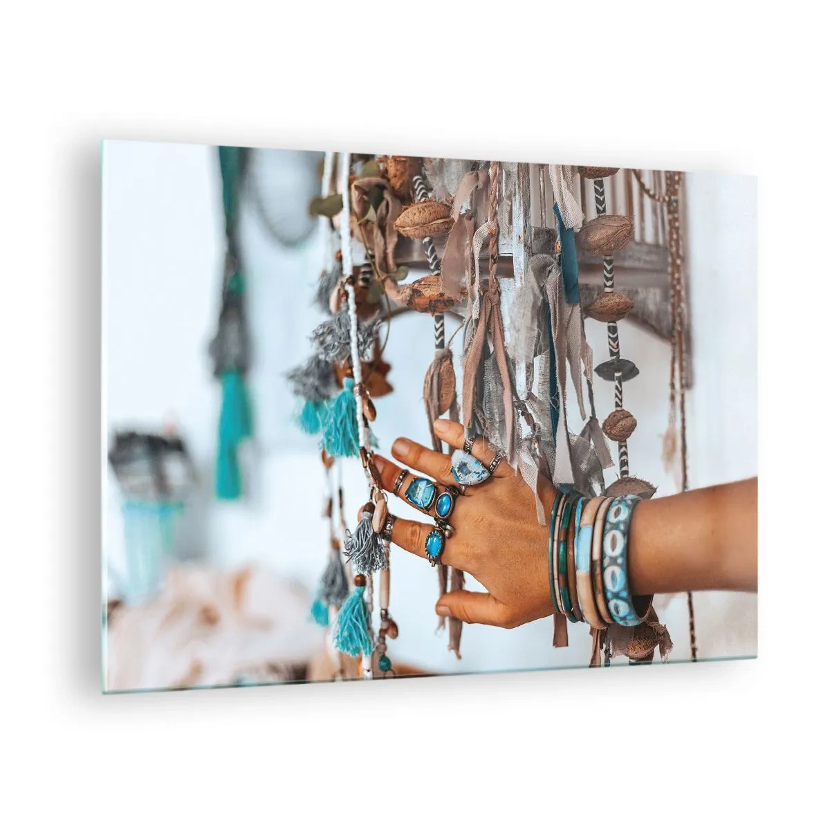 Cuadro sobre vidrio - Impresiones sobre Vidrio - Mano con joyería boho tocando decoración étnica. - 70x50cm - Tesoros locales - Decoración de pared moderna para salón y dormitorio ARTTOR