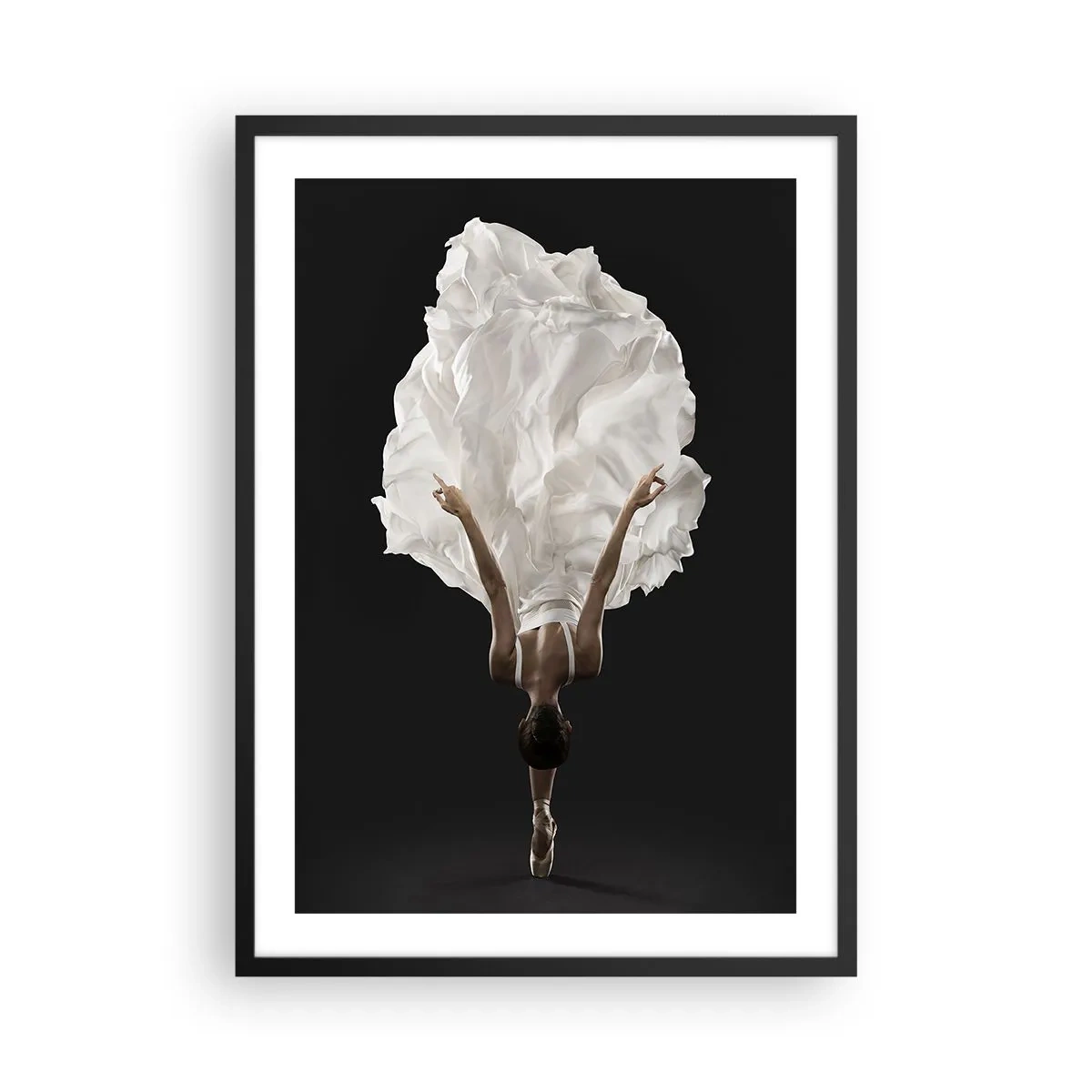Póster en marco negro - Una bailarina con un vestido blanco flotando en el aire sobre un fondo negro. - 50x70cm - Movimientos insólitos - Decoración de pared moderna para salón y dormitorio ARTTOR