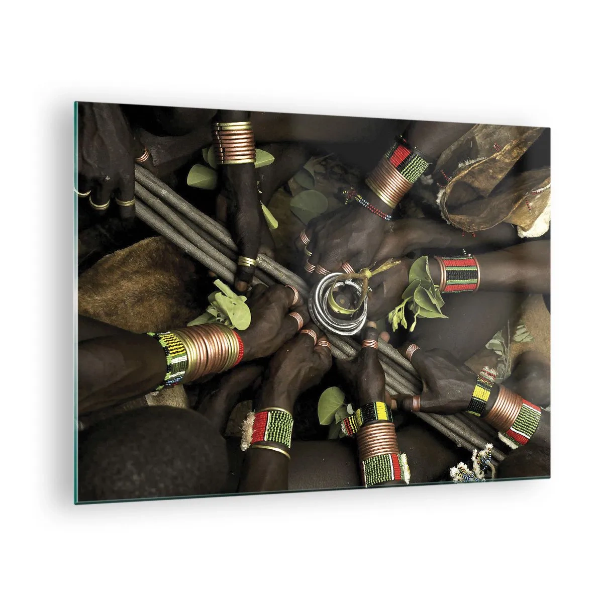 Cuadro sobre vidrio - Impresiones sobre Vidrio - Manos con brazaletes sosteniendo un recipiente en un gesto ritual - 70x50cm - Estamos juntos - Decoración de pared moderna para salón y dormitorio ARTTOR