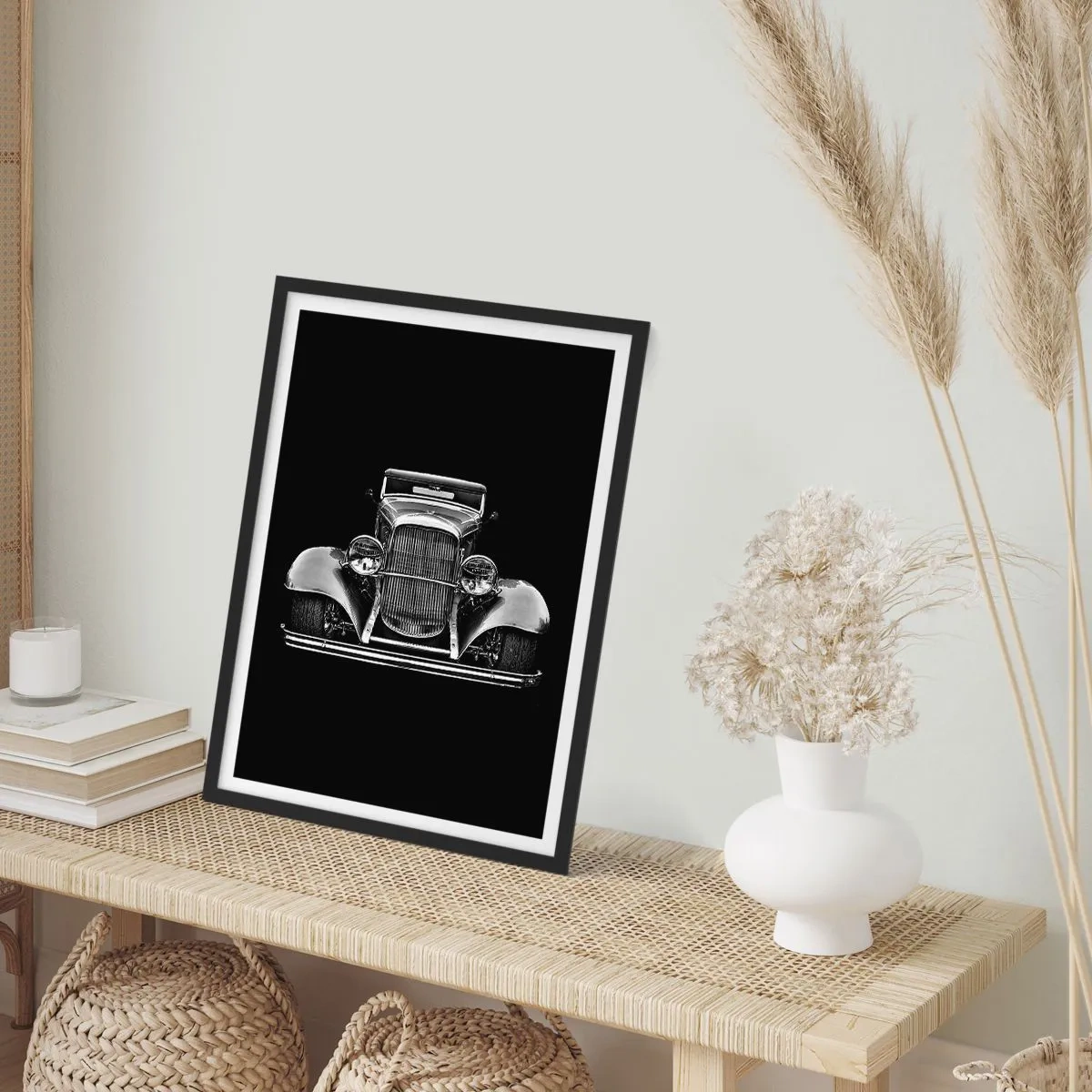 Póster en marco negro - Fotografía en blanco y negro de un coche clásico sobre un fondo negro. - 50x70cm - Un verdadero caballero - Decoración de pared moderna para salón y dormitorio ARTTOR