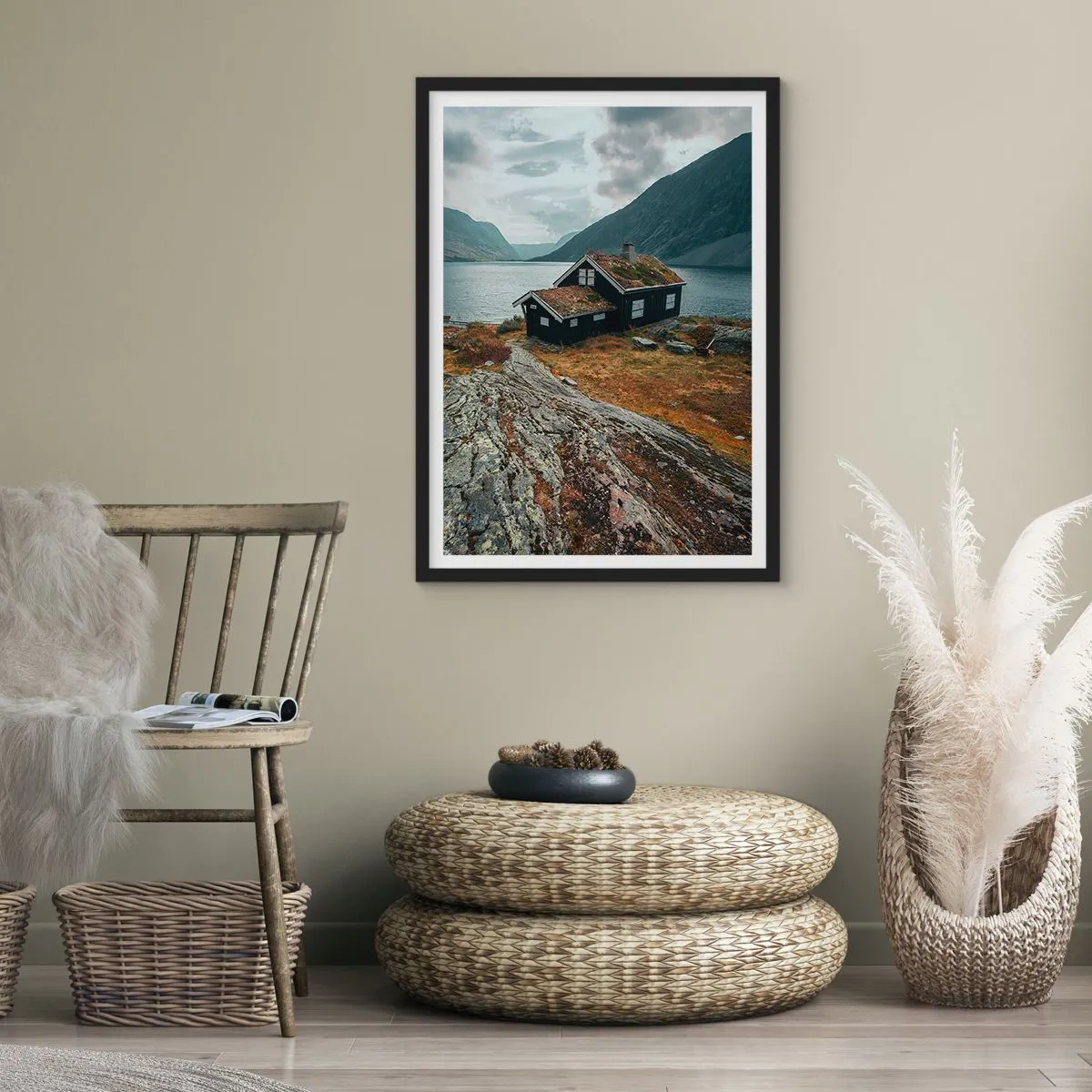 Póster en marco negro - Una cabaña solitaria junto a un fiordo en un accidentado paisaje escandinavo - 50x70cm - Verano en los fiordos - Decoración de pared moderna para salón y dormitorio ARTTOR