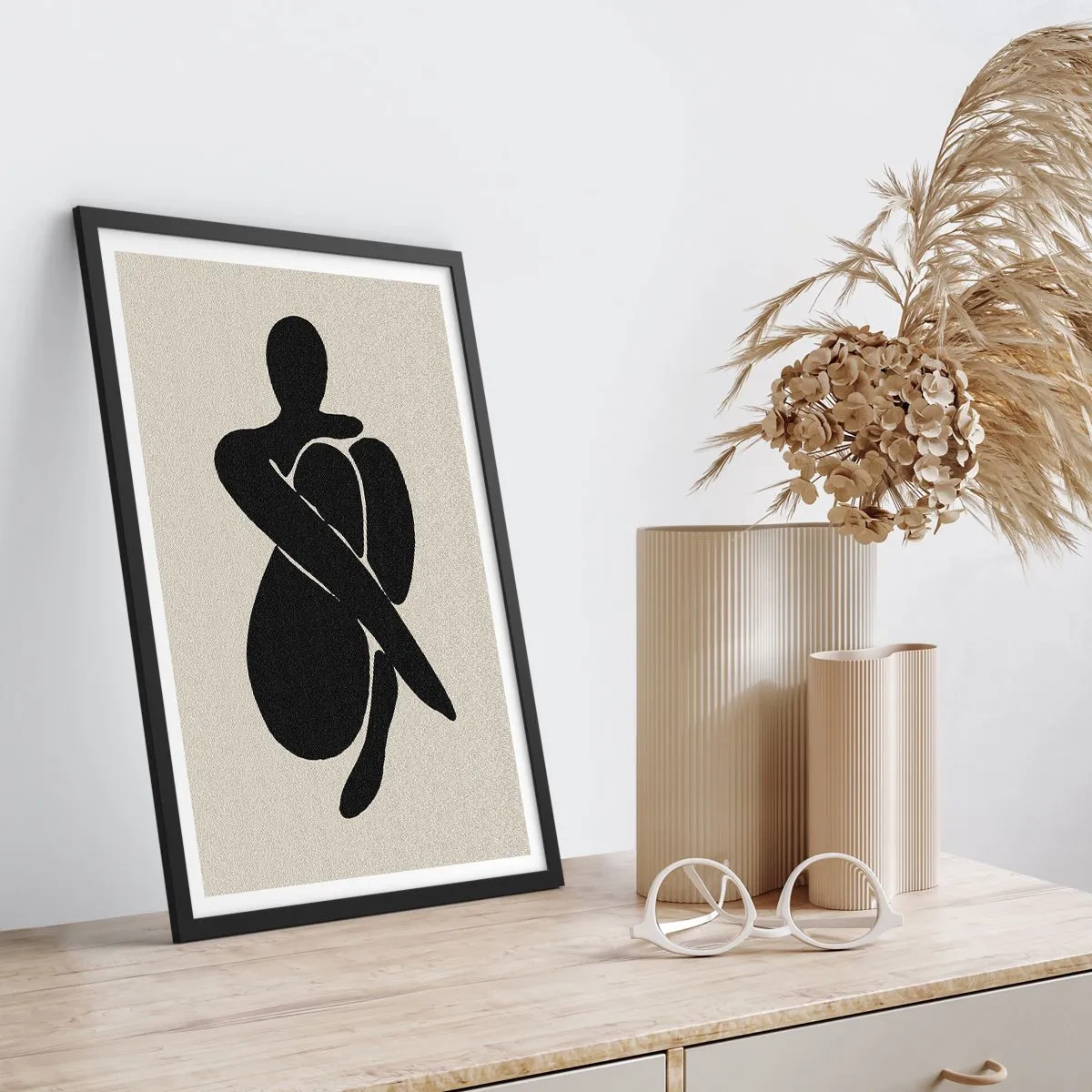 Póster en marco negro - Figura abstracta en pose con los brazos alrededor del cuerpo, ilustración en blanco y negro - 50x70cm - En mi propio abrazo - Decoración de pared moderna para salón y dormitorio ARTTOR