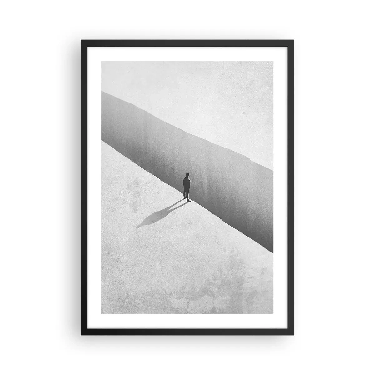 Póster en marco negro - Una figura parada sobre un precipicio en un entorno monocromático. - 50x70cm - Sin un destino claro - Decoración de pared moderna para salón y dormitorio ARTTOR