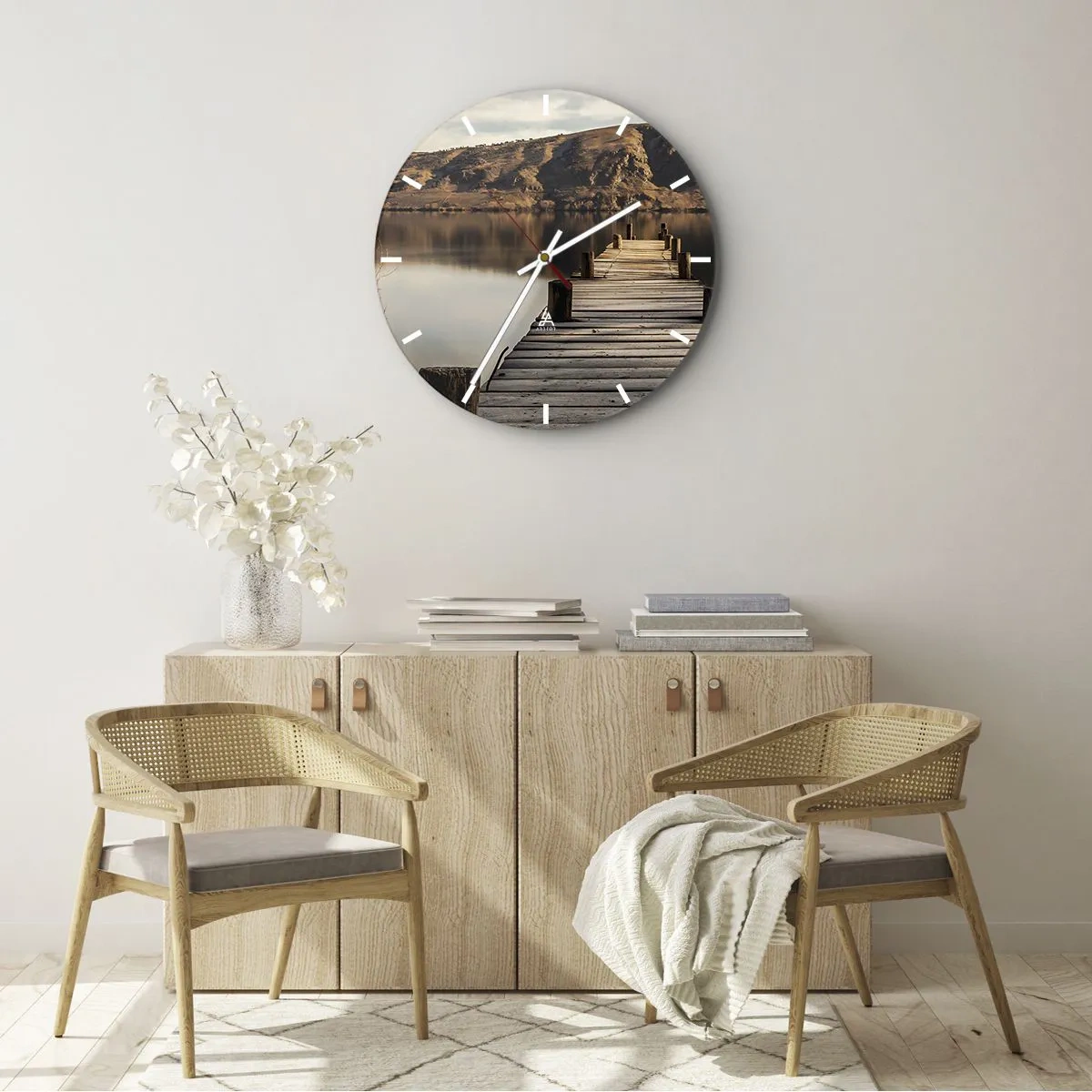 Reloj de pared - Reloj de vidrio - Un puente de madera conduce a un tranquilo lago en las montañas. - 30x30cm - Un paisaje en silencio - Decoración de pared moderna para salón, cocina y dormitorio ARTTOR