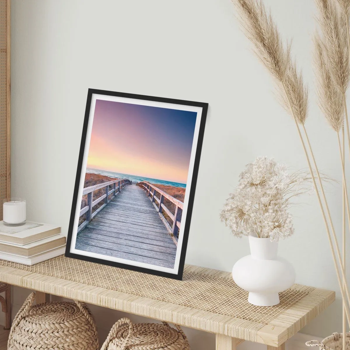 Póster en marco negro - Un embarcadero de madera que conduce al mar al atardecer. - 50x70cm - Aurora vespertina del Báltico - Decoración de pared moderna para salón y dormitorio ARTTOR