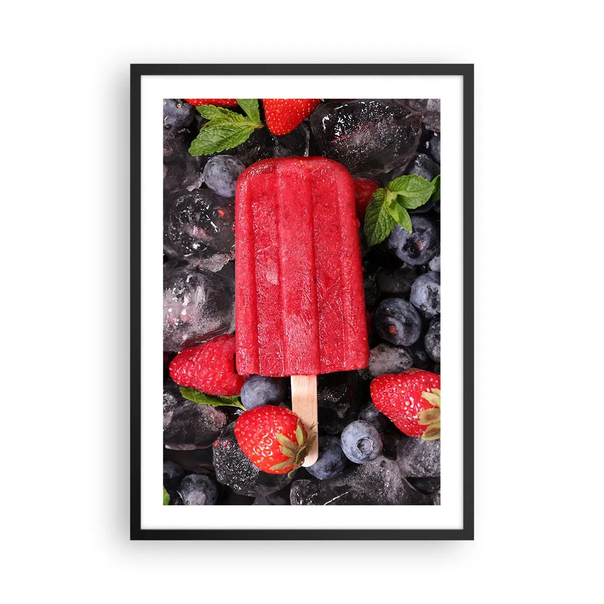 Póster en marco negro - Sorbete de helado rojo en un palito rodeado de fresas y arándanos - 50x70cm - El sabor del verano caluroso - Decoración de pared moderna para salón y dormitorio ARTTOR