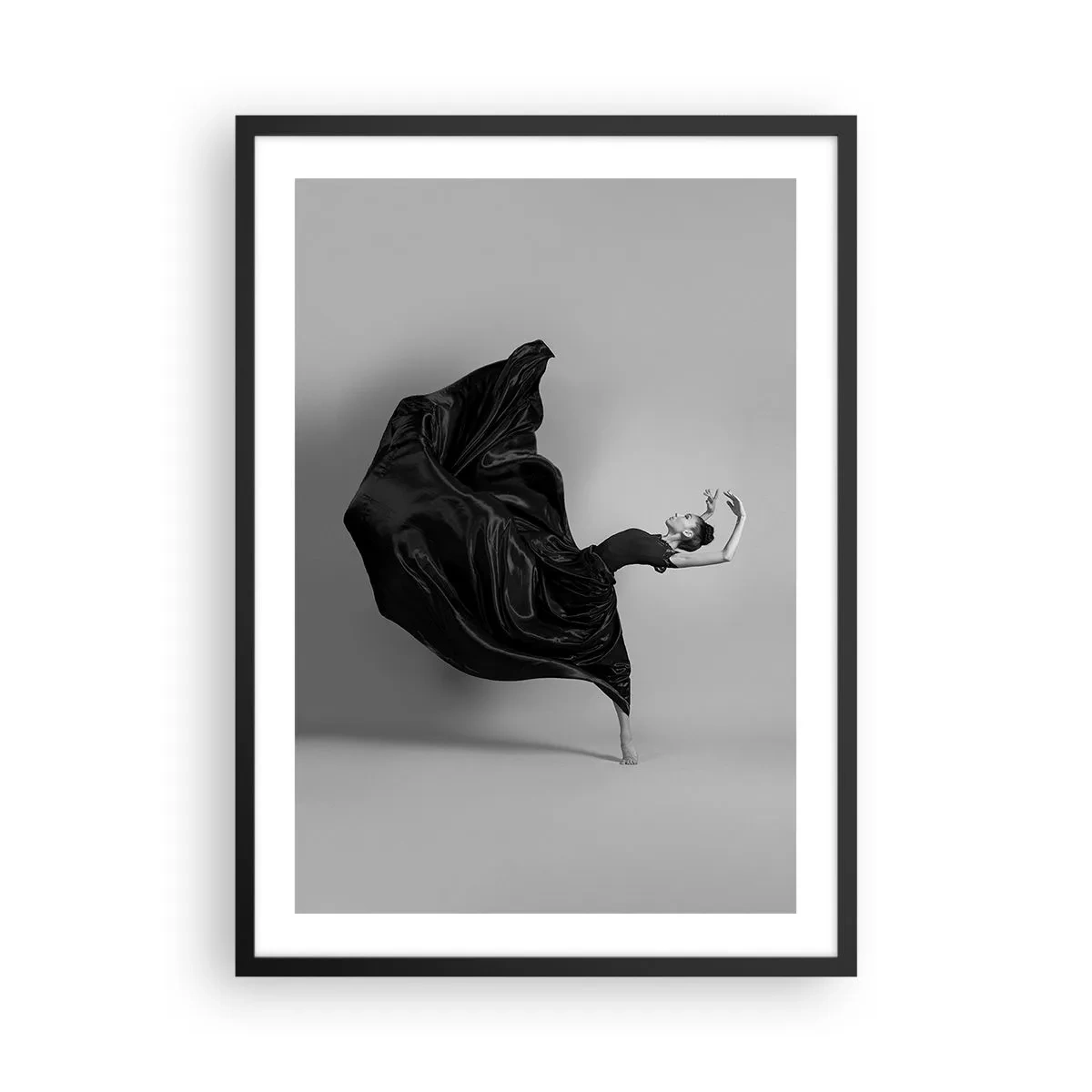 Póster en marco negro - Una elegante bailarina con un vestido negro en movimiento. - 50x70cm - La música da alas - Decoración de pared moderna para salón y dormitorio ARTTOR