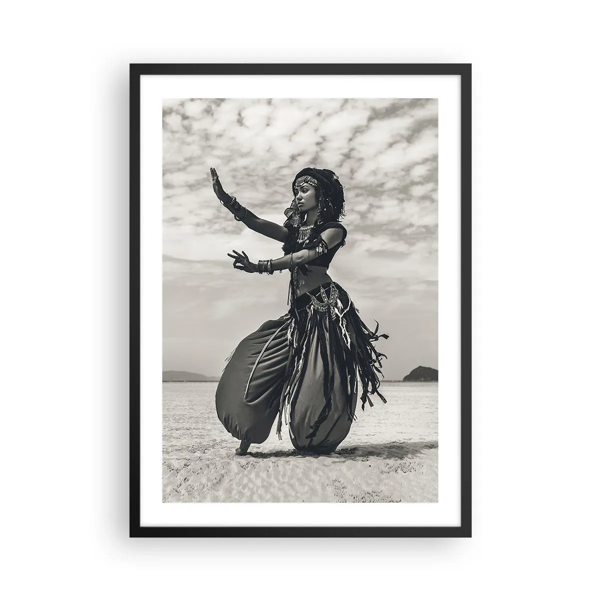 Póster en marco negro - Una bailarina étnica frente a un paisaje desértico. - 50x70cm - Danza de las Islas del Sur - Decoración de pared moderna para salón y dormitorio ARTTOR