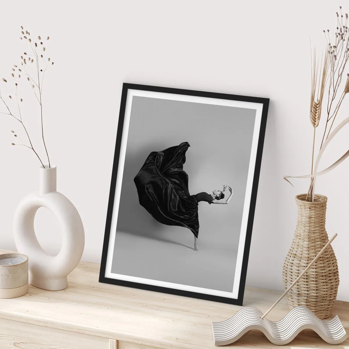 Póster en marco negro - Una elegante bailarina con un vestido negro en movimiento. - 50x70cm - La música da alas - Decoración de pared moderna para salón y dormitorio ARTTOR