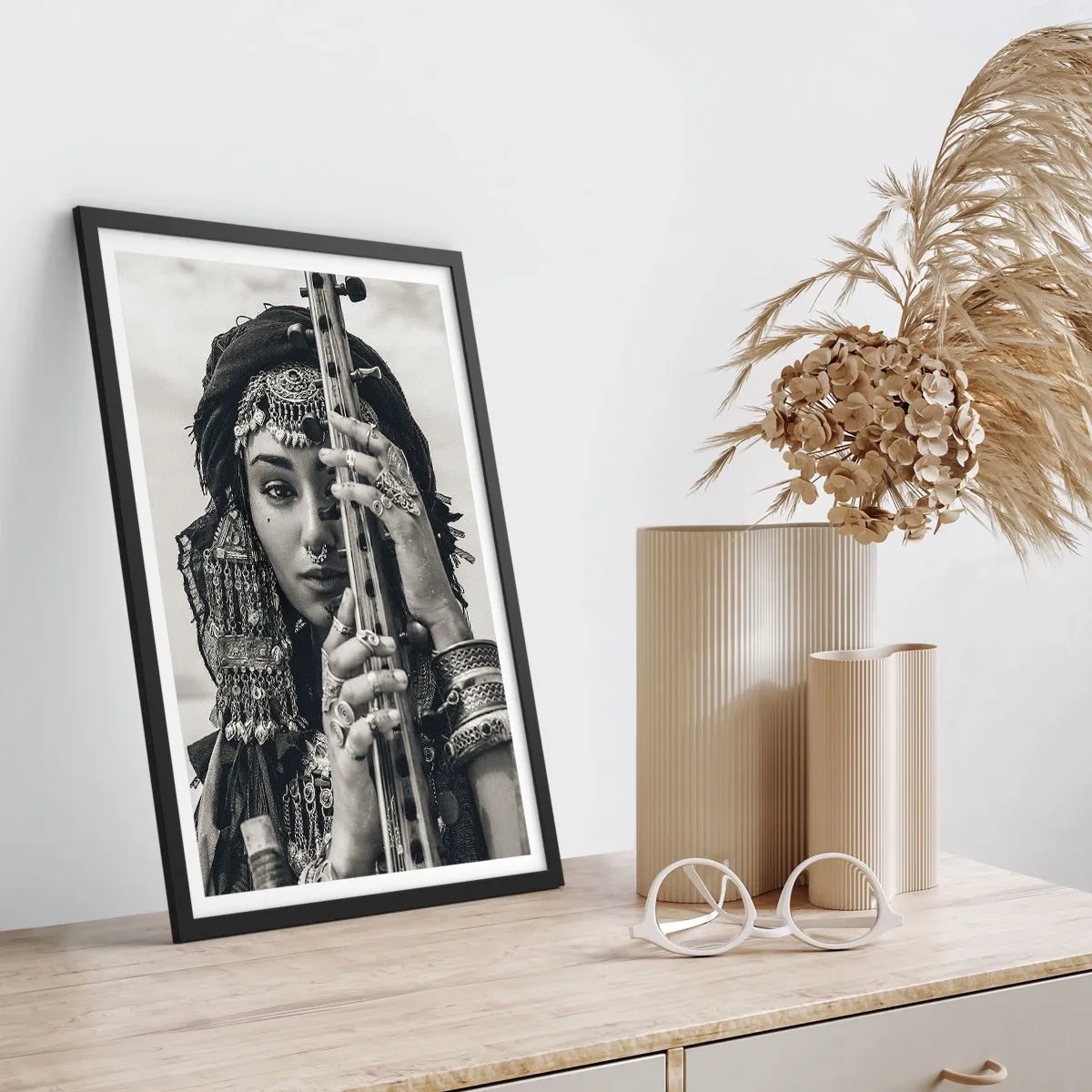 Póster en marco negro - Retrato de una mujer con decoraciones vintage orientales. - 50x70cm - La música propia de Oriente - Decoración de pared moderna para salón y dormitorio ARTTOR