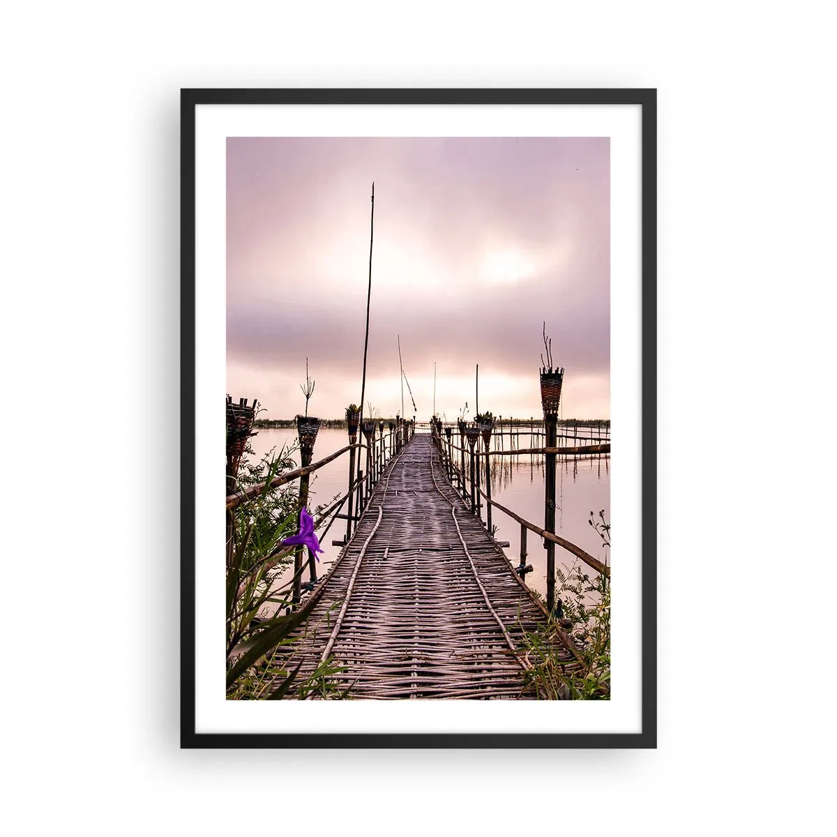 Póster en marco negro - Puente de bambú sobre aguas tranquilas al atardecer - 50x70cm - La tranquilidad de Asia - Decoración de pared moderna para salón y dormitorio ARTTOR