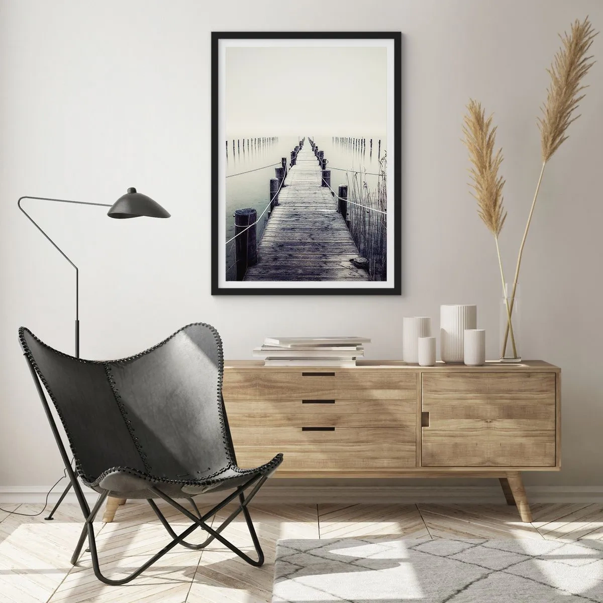 Póster en marco negro - Un puente de madera que conduce a una extensión de agua brumosa. - 50x70cm - Sumergirse en la paz - Decoración de pared moderna para salón y dormitorio ARTTOR