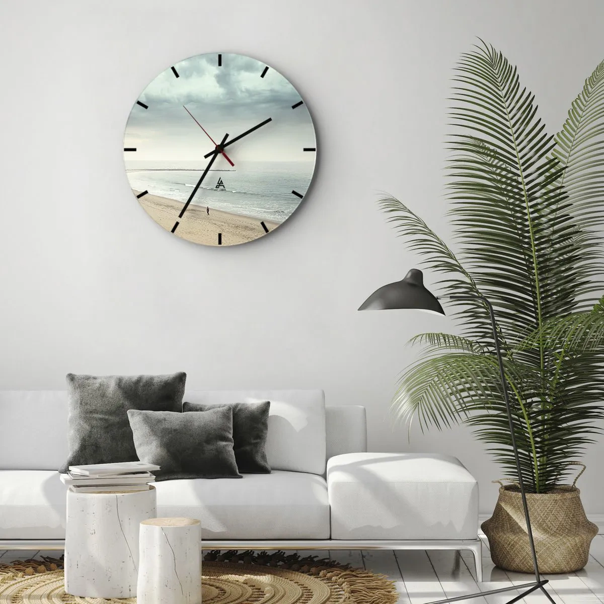 Reloj de pared - Reloj de vidrio - Una figura solitaria camina por la orilla del mar bajo un cielo nublado. - 30x30cm - En busca de la paz - Decoración de pared moderna para salón, cocina y dormitorio ARTTOR